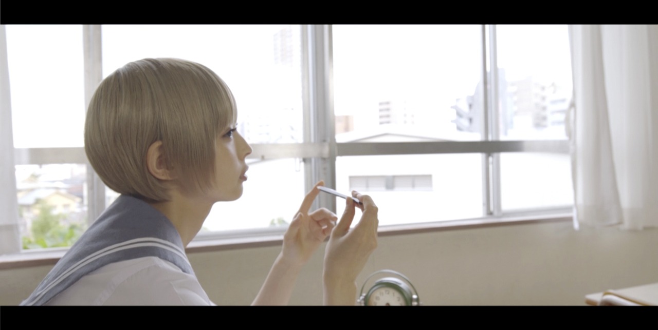 夕食ホット「1903」ミュージックビデオのワンシーン。