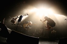 04 Limited Sazabys「CAVU tour 2015 追加公演」東京・赤坂BLITZ公演の様子。（Photo by Viola Kam[V'z Twinkle]）