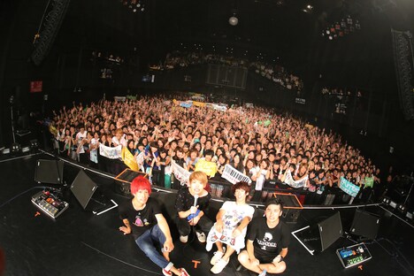 04 Limited Sazabys「CAVU tour 2015 追加公演」東京・赤坂BLITZ公演の様子。（Photo by Viola Kam[V'z Twinkle]）