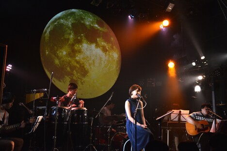 スカートが全編で演奏を担当した2015年9月15日の「Kaede 生誕祭 ～月見ルAcoustic live～」の様子。