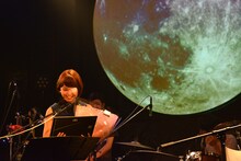 「Twitterトレンド認定証」を受け取るKaede。