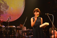 メッセージ入りネギ型USBカードを受け取るKaede。