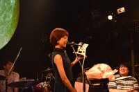 Kaede人形を受け取るKaede。