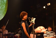 Kaede人形を受け取るKaede。