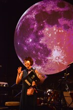 たくさんのプレゼントを手に感謝の思いを伝えるKaede。