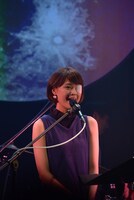 2015年9月15日に開催された「Kaede 生誕祭 ～月見ルAcoustic live～」の様子。