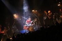 「爆音ラヴソング / めくったオレンジ」購入者限定ライブの様子。