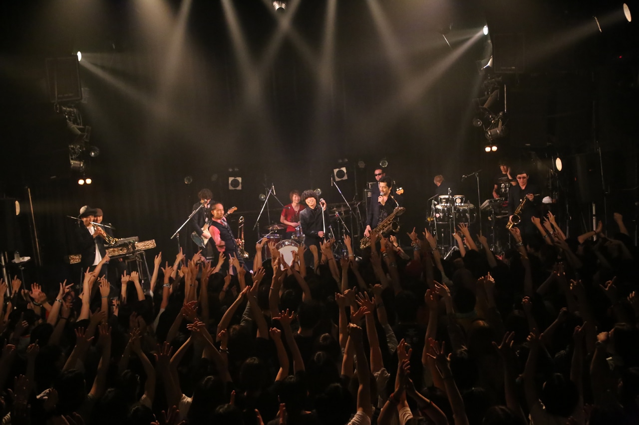 「爆音ラヴソング / めくったオレンジ」購入者限定ライブの様子。