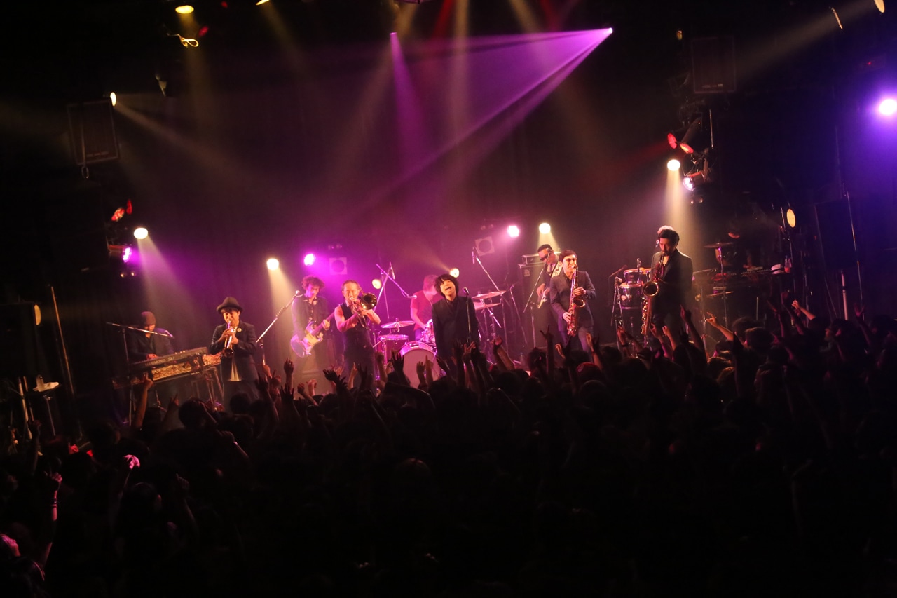 「爆音ラヴソング / めくったオレンジ」購入者限定ライブの様子。