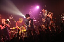 「爆音ラヴソング / めくったオレンジ」購入者限定ライブで競演する尾崎世界観（写真中央）と東京スカパラダイスオーケストラ。