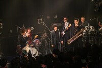 「爆音ラヴソング / めくったオレンジ」購入者限定ライブの様子。