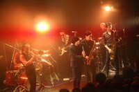 「爆音ラヴソング / めくったオレンジ」購入者限定ライブの様子。