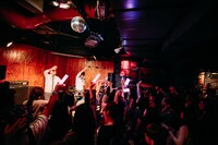 9月4日に開催された「Unknown Tokyo」でのONIGAWARAのライブの様子。（撮影：西槇太一）