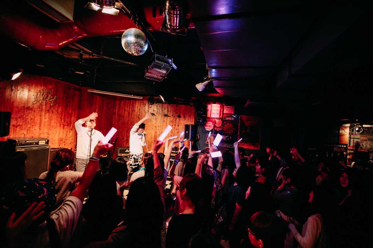 9月4日に開催された「Unknown Tokyo」でのONIGAWARAのライブの様子。（撮影：西槇太一）