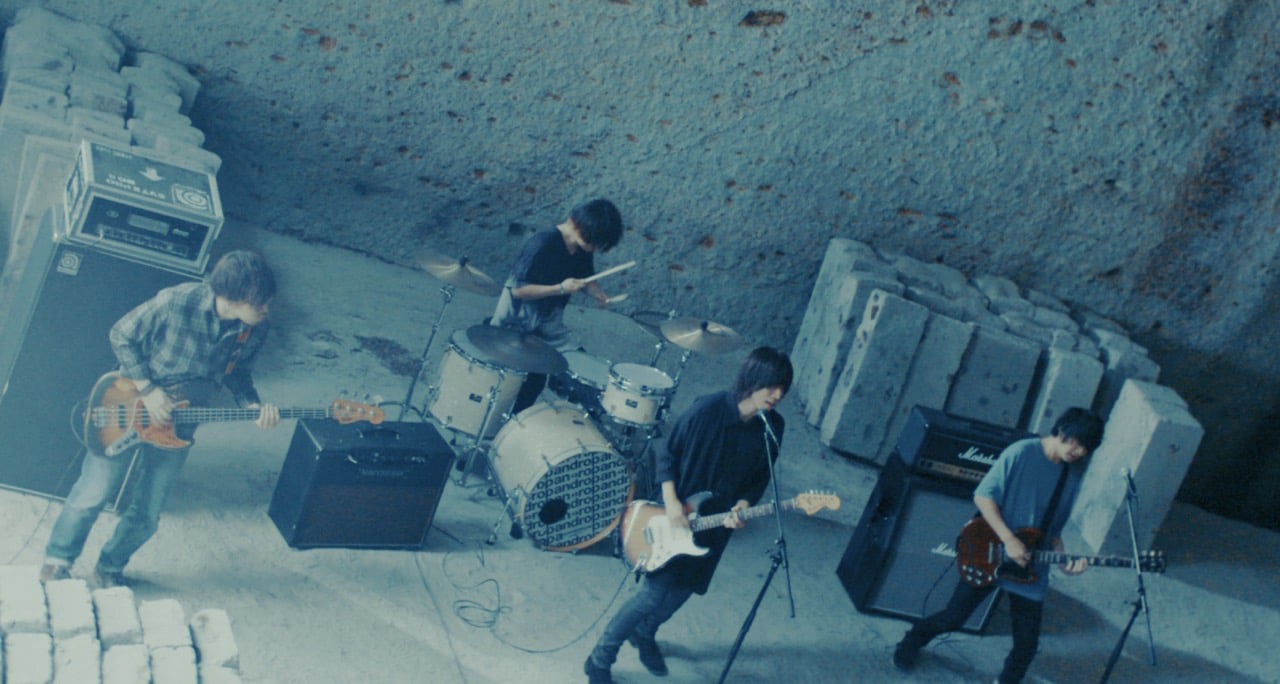 androp、内澤の幼少期と今をスーパースローでつなぐ「Dreamer」MV