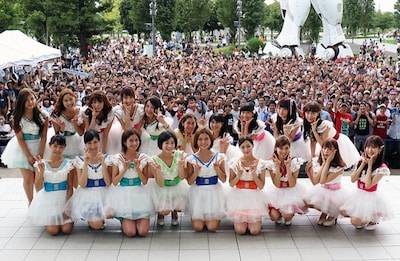 東京・ダイバーシティ東京プラザ フェスティバル広場にて行われた「SINGLE COLLECTIONグ!!!」リリース記念イベントの様子。（提供：ポニーキャニオン）