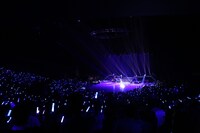 黒崎真音のライブの様子。（撮影：西原史顕）