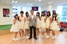 GYAO!宮本直人社長と記念撮影するLinQ。
