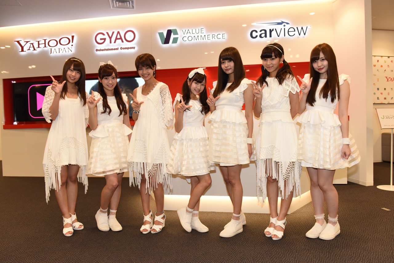 GYAO!本社エントランスで記念撮影するLinQ。