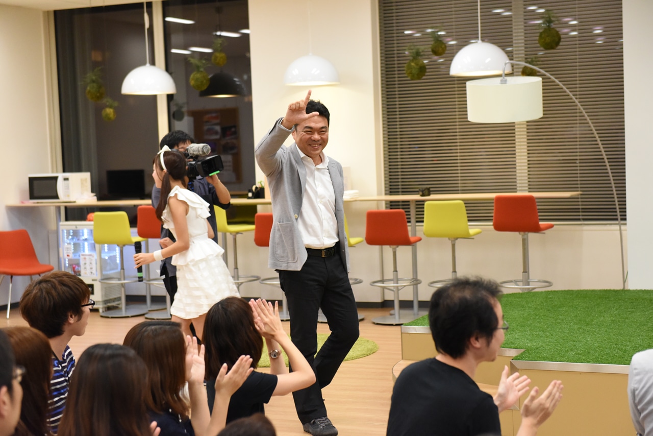 LinQのミニライブを観ようと駆けつけた宮本直人社長。