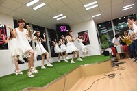 GYAO!のカフェスペースでミニライブを開催するLinQ。