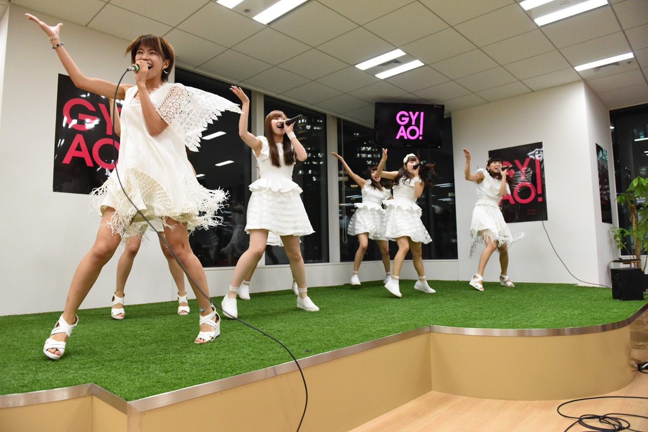 GYAO!のカフェスペースでミニライブを開催するLinQ。