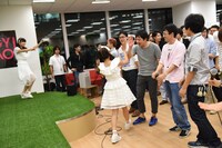 GYAO!のカフェスペースでミニライブを開催するLinQ。