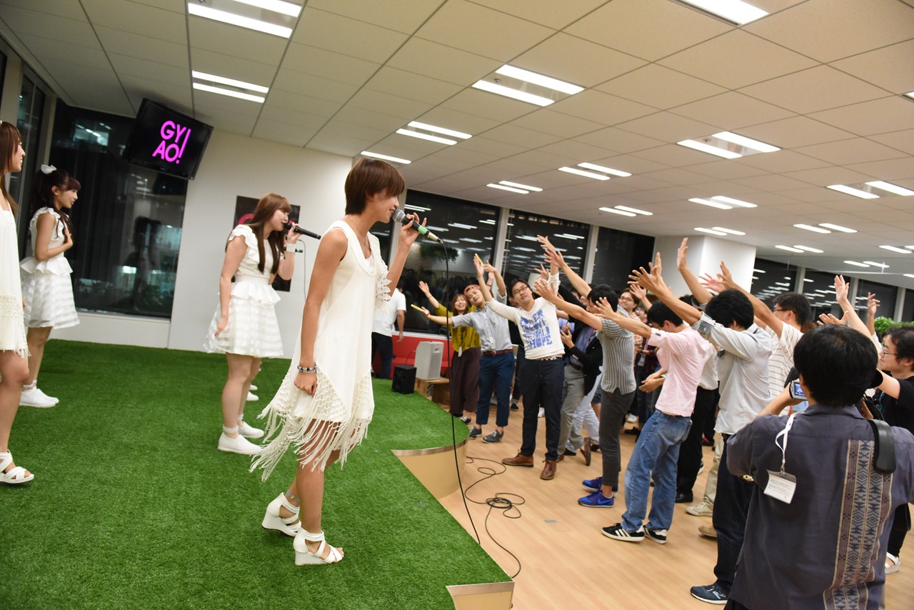 GYAO!のカフェスペースでミニライブを開催するLinQ。