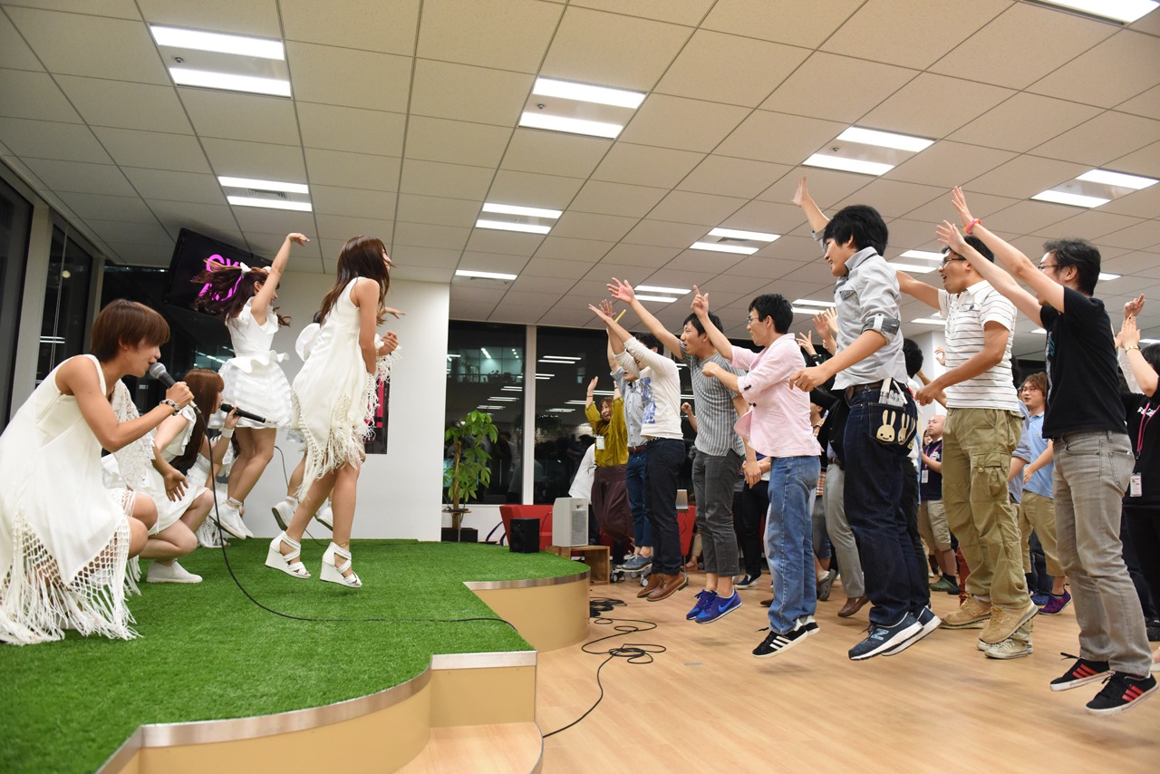 GYAO!のカフェスペースでミニライブを開催するLinQ。