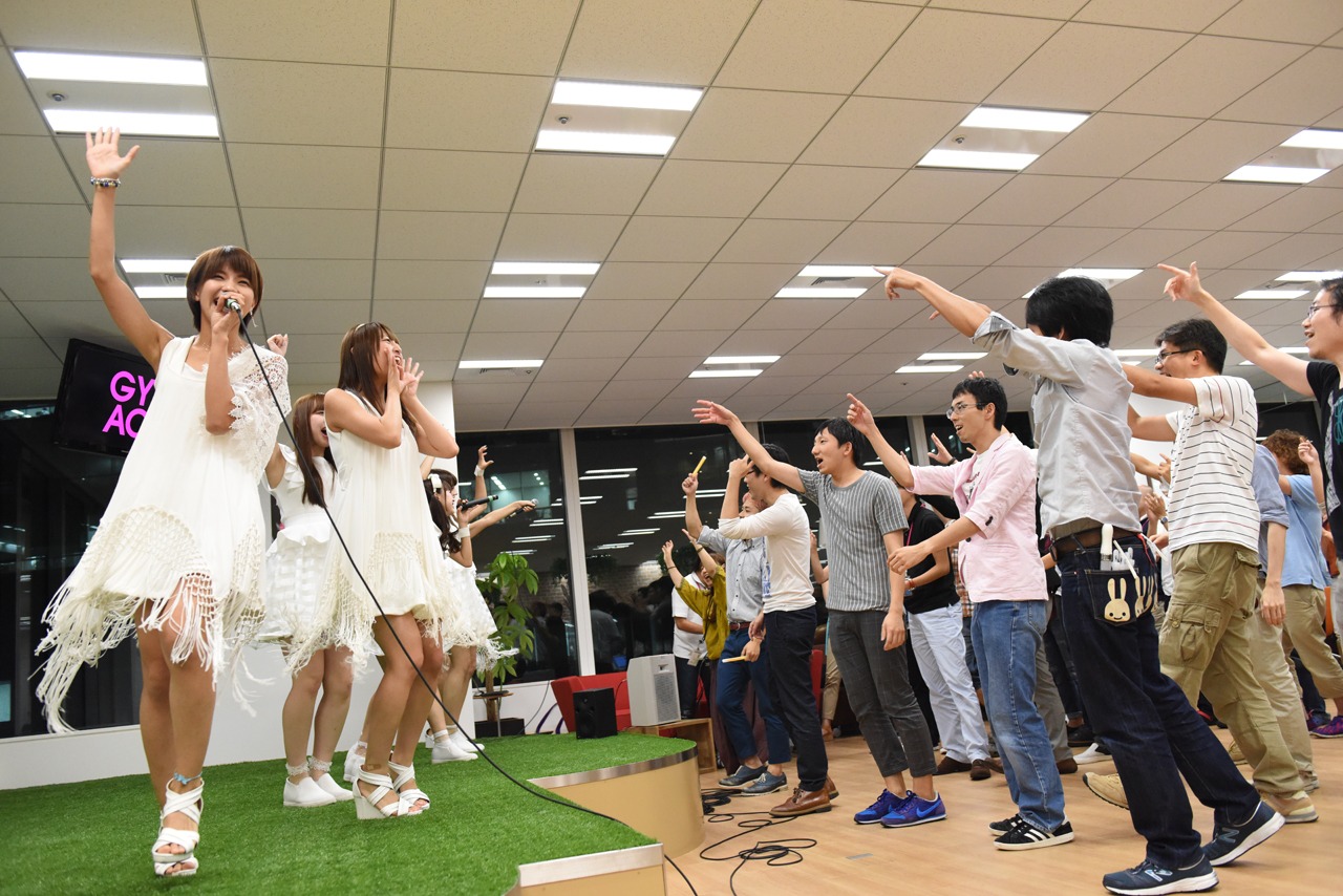GYAO!のカフェスペースでミニライブを開催するLinQ。