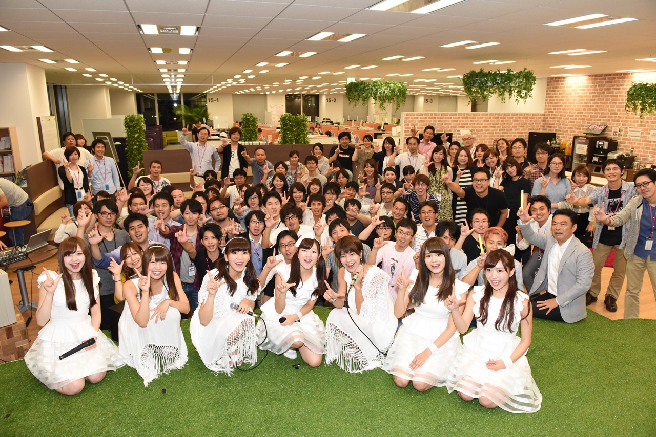 GYAO!スタッフと記念撮影するLinQ。