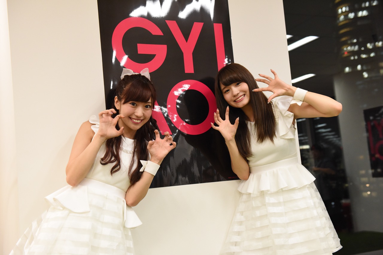 左から山木彩乃、坂井朝香。