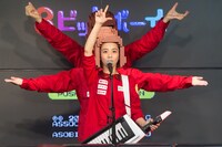 池袋のニコニコ本社でライブを行う三戸なつめ。（撮影：木村泰之）