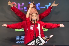 池袋のニコニコ本社でライブを行う三戸なつめ。（撮影：木村泰之）