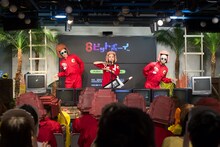 池袋のニコニコ本社でライブを行う三戸なつめ。（撮影：木村泰之）