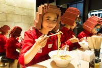 ラーメン屋での腹ごしらえ中の様子。（撮影：木村泰之）