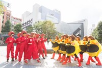 池袋西口公園に到着した一行。（撮影：木村泰之）