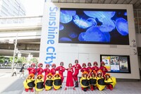 サンシャインシティ前で記念撮影する一行。（撮影：木村泰之）