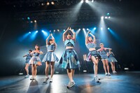 「PASSPO☆フライトツアー ROCK周年ツアー アリガート便」初日公演の様子。