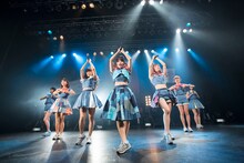 「PASSPO☆フライトツアー ROCK周年ツアー アリガート便」初日公演の様子。
