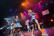 「PASSPO☆フライトツアー ROCK周年ツアー アリガート便」初日公演の様子。