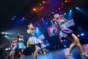 「PASSPO☆フライトツアー ROCK周年ツアー アリガート便」初日公演の様子。