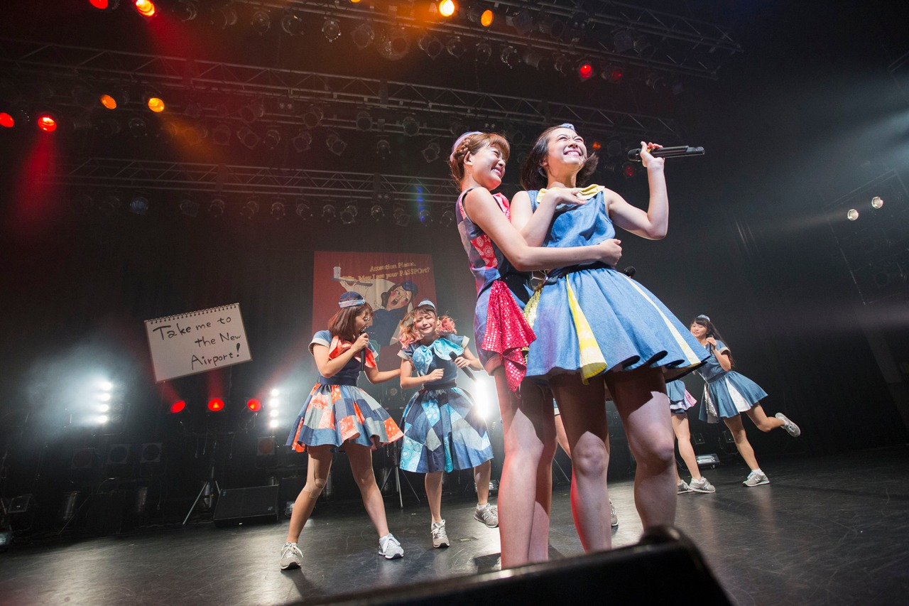 「PASSPO☆フライトツアー ROCK周年ツアー アリガート便」初日公演の様子。