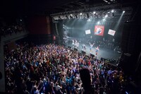 「PASSPO☆フライトツアー ROCK周年ツアー アリガート便」初日公演の様子。