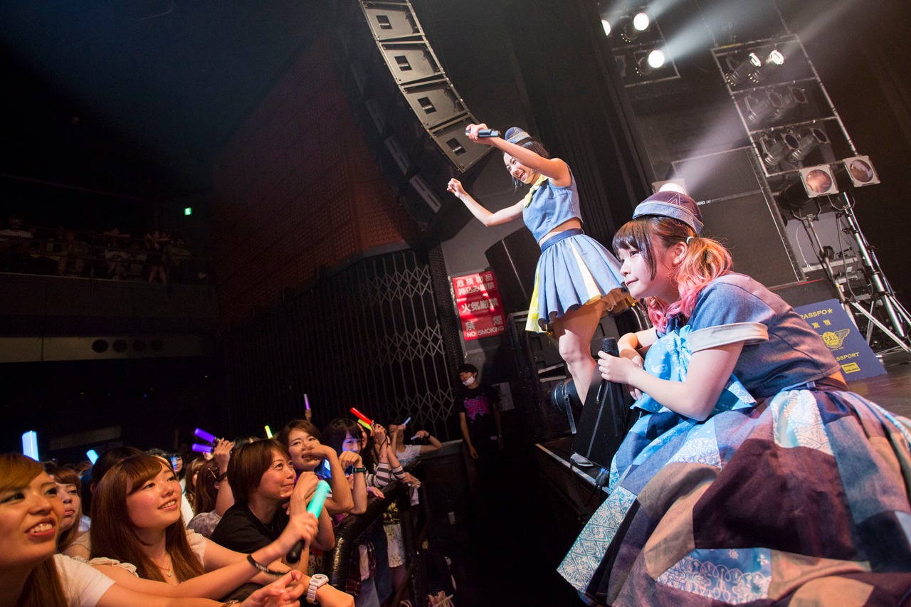 「PASSPO☆フライトツアー ROCK周年ツアー アリガート便」初日公演の様子。