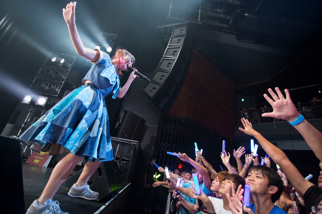 「PASSPO☆フライトツアー ROCK周年ツアー アリガート便」初日公演の様子。