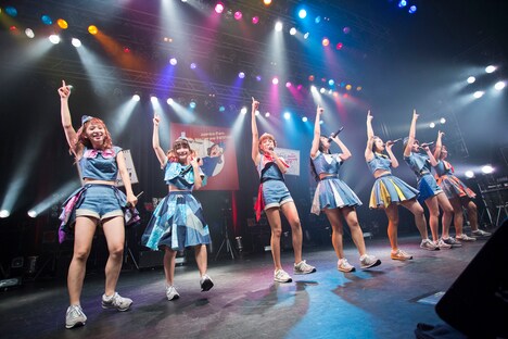 「PASSPO☆フライトツアー ROCK周年ツアー アリガート便」初日公演の様子。