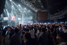 「PASSPO☆フライトツアー ROCK周年ツアー アリガート便」初日公演の様子。