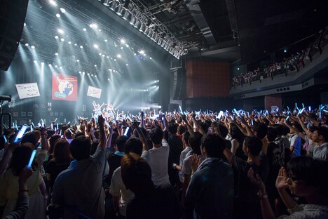 「PASSPO☆フライトツアー ROCK周年ツアー アリガート便」初日公演の様子。