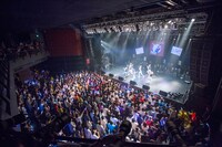 「PASSPO☆フライトツアー ROCK周年ツアー アリガート便」初日公演の様子。